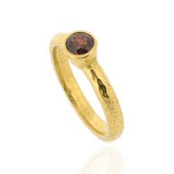 N-R06gp_rg Hammered Stacking Ring, Fully Gold-Plated with 5 mm Red Garnet