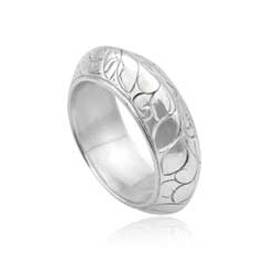 Hanga engraved band ring