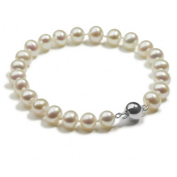 Classic pearl bracelet