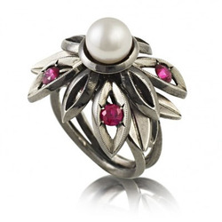 Fiore Della Notte Pearl & Ruby Ring