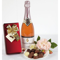 ROSE CHAMPAGNE AND CHOCOLATES IN GIFT BOX