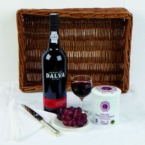 RUBY PORT AND JAR OF STILTON CHEESE IN WICKER TRAY