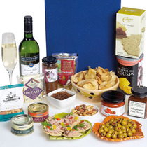 WINE AND NIBBLES IN GIFT BOX